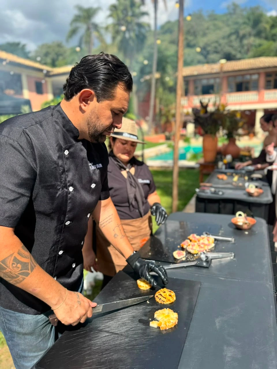 Chef Flávio trabalhando na estação de fogo durante um evento