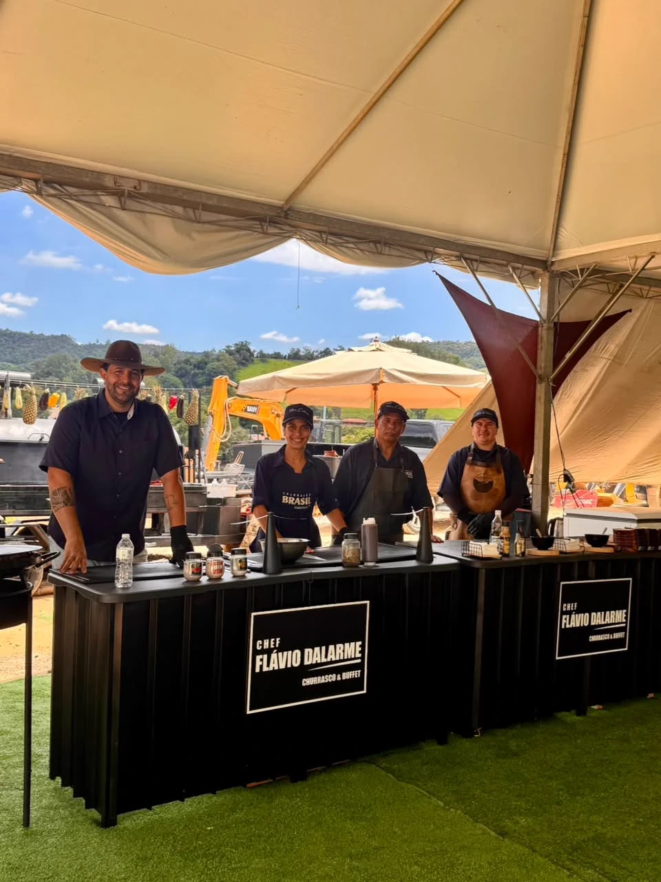 Chef Flávio e sua equipe reunidos durante um evento