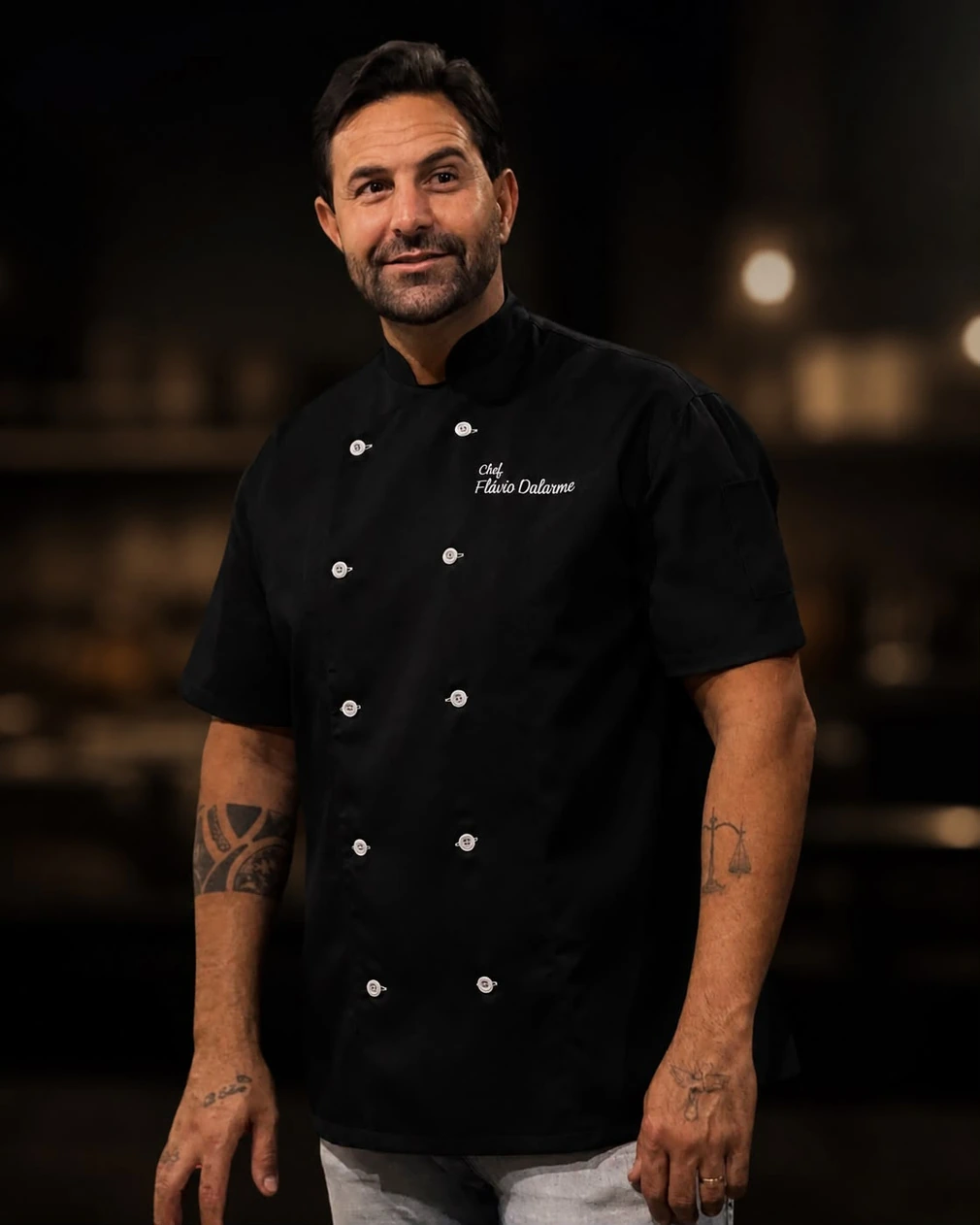 Retrato do Chef Flávio Dalarme em seu uniforme preto